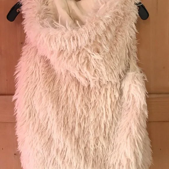 Faux fur white vest with hood in size M by Kanvas - Picture 3 of 7